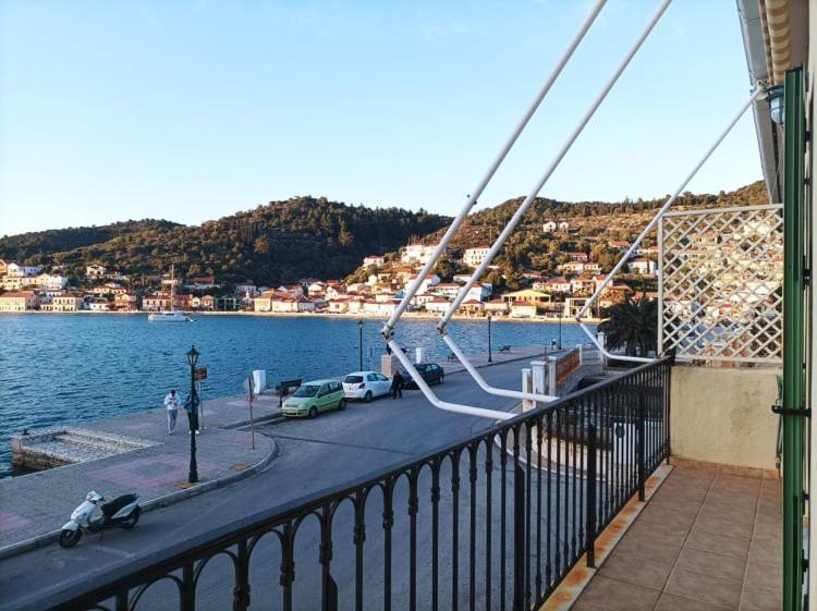 Lourantos Bayside Apartments Vathí Kültér fotó
