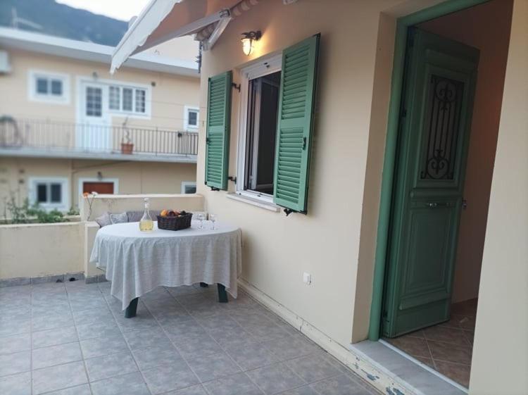 Lourantos Bayside Apartments Vathí Kültér fotó